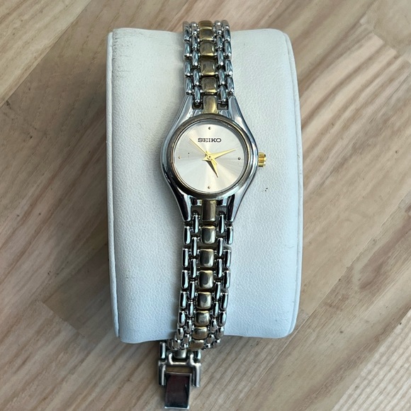 Seiko Ladies Watch Vintage Two Tone Beaded Look Bracelet Silver Round Dial - Picture 6 of 12